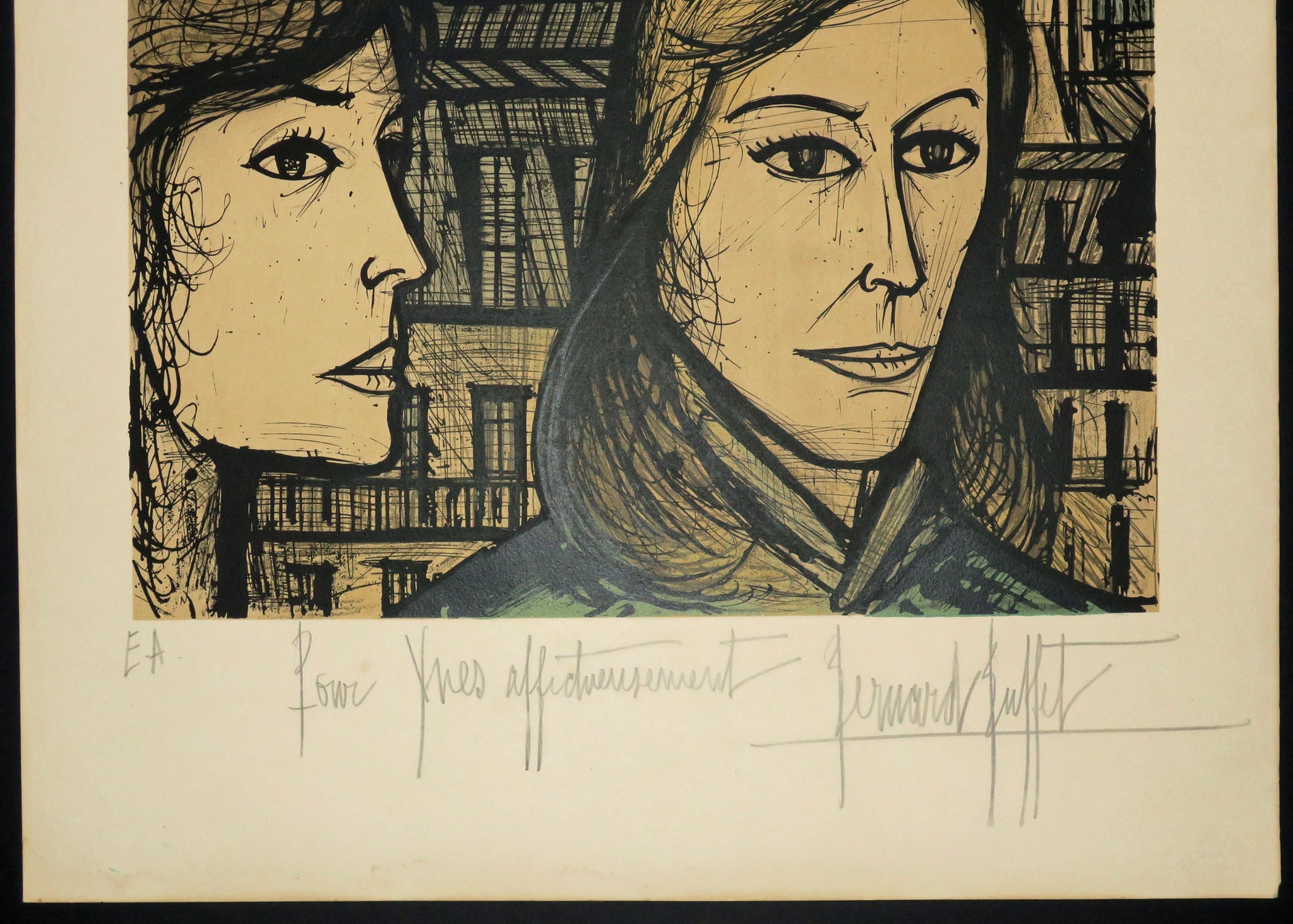 Devant la Tour Eiffel.