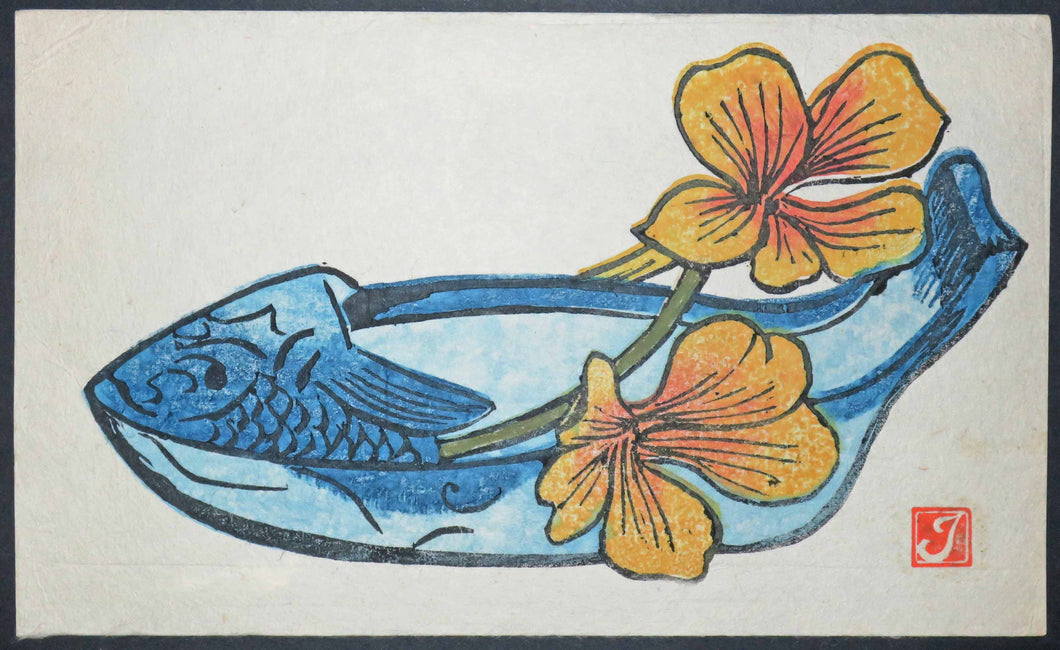 [Objet en forme de poisson et fleurs].