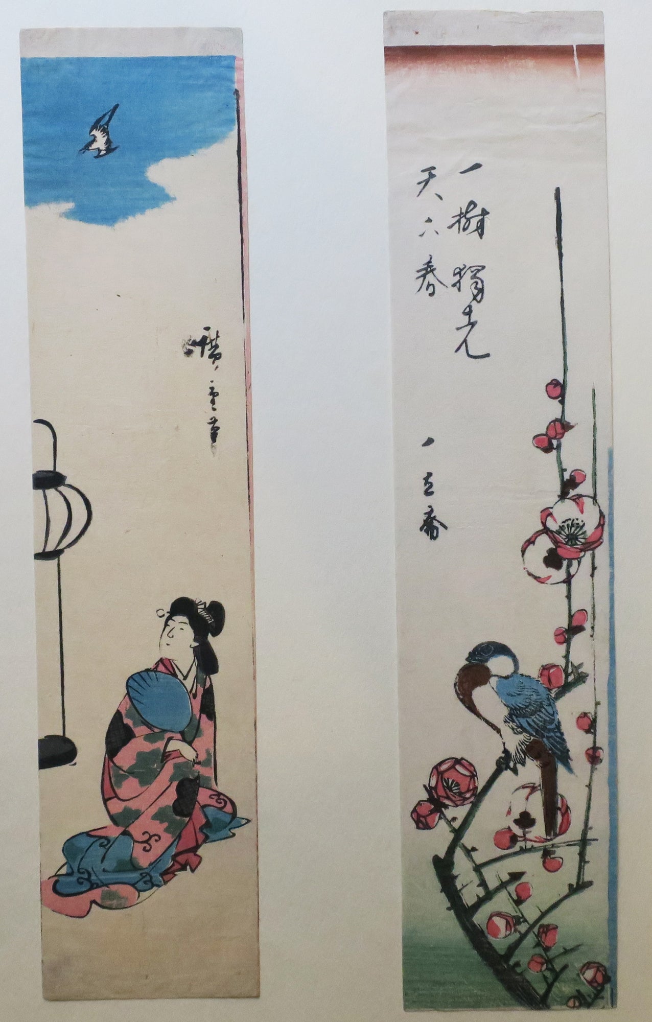 [Femme assise avec son éventail, regardant un oiseau en vol] & [Oiseau bleu et marron sur une branche fleurie]. 