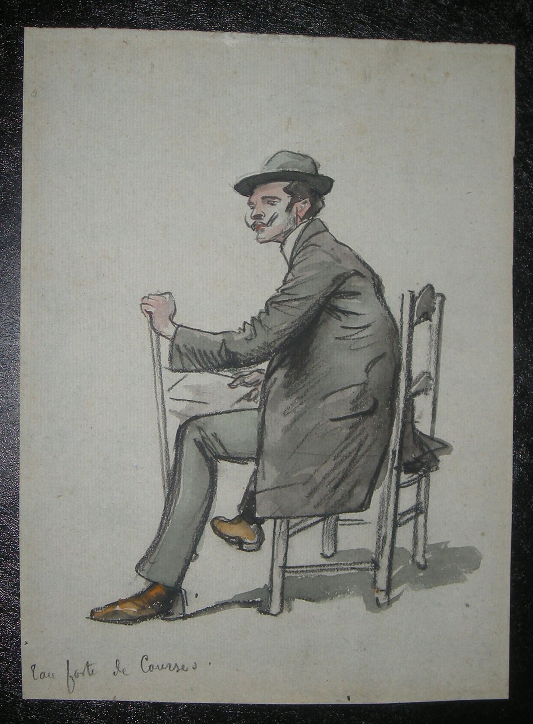 [Aux courses. Homme moustachu, avec un chapeau et une canne, assis sur une chaise].