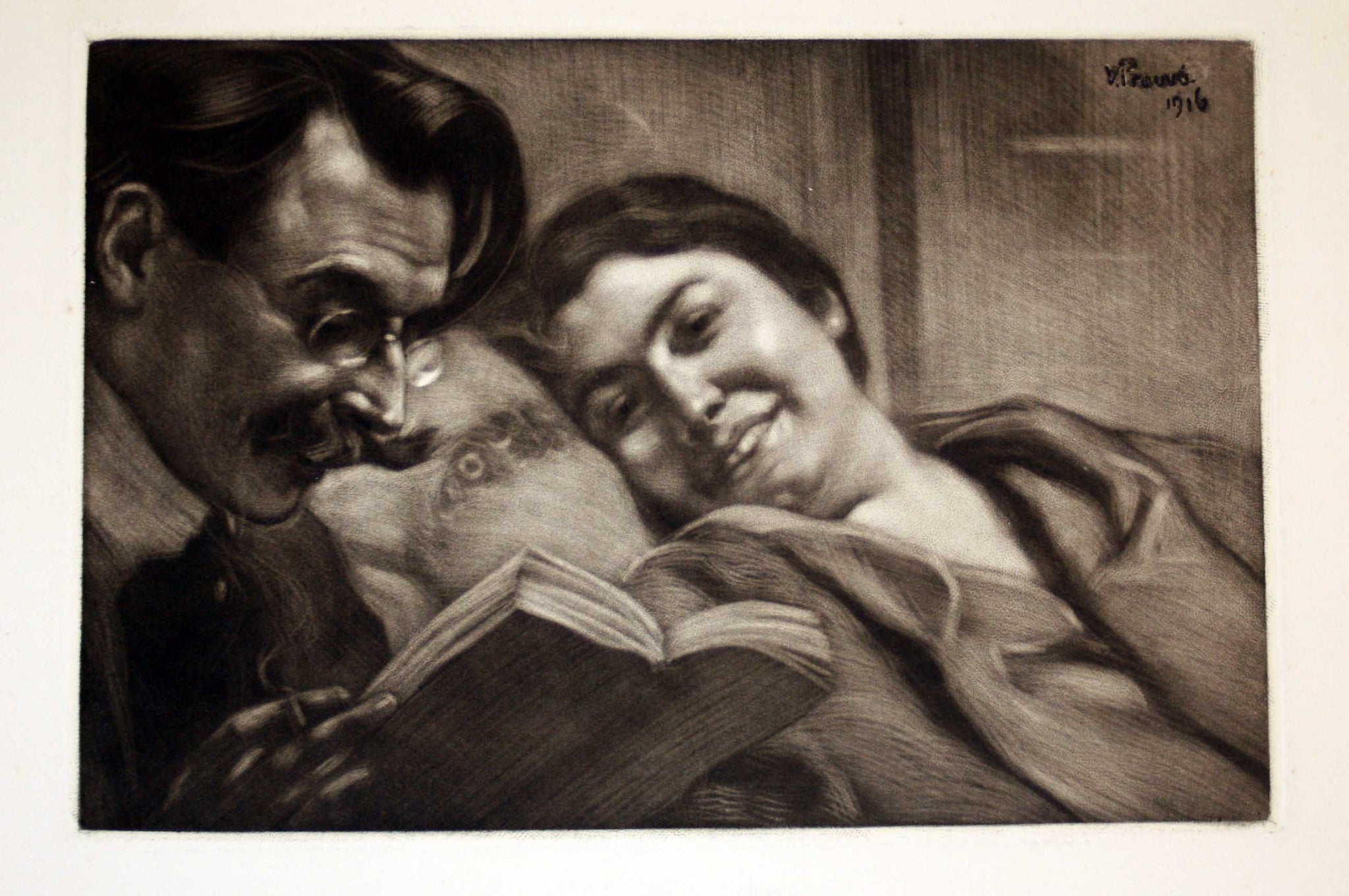 [Couple à la lecture].