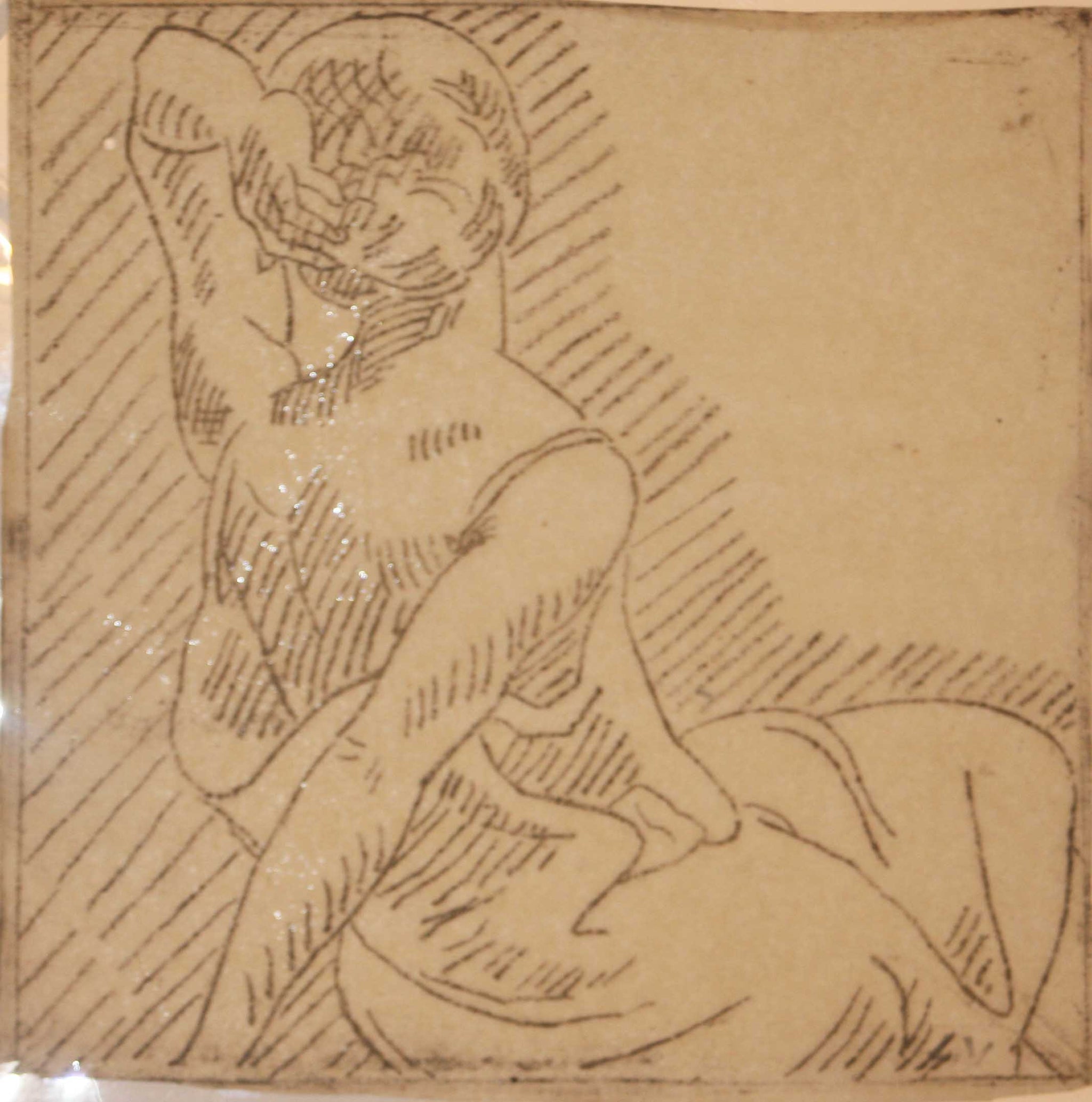 [Femme assise, de dos, tenant son chignon avec la main].